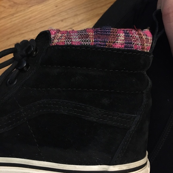 𝗕𝗹𝗮𝗰𝗸 𝗛𝗶𝗴𝗵 𝗧𝗼𝗽 𝗩𝗮𝗻𝘀 - Picture 7 of 11